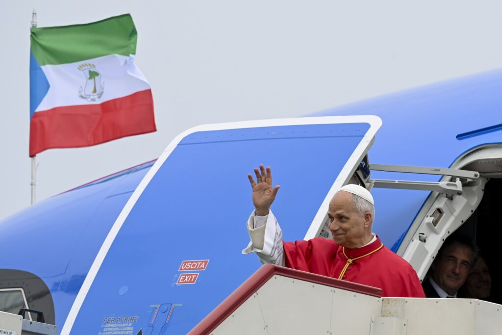 SPANISH POPE LEO EQUATORIAL GUINEA VISIT | Angelus en Español El Papa León XIV a su llega al Aeropuerto Internacional de Malabo el 21 de abril de 2026, para iniciar su visita apostólica a Guinea Ecuatorial. (Foto OSV News/Simone Risoluti, Vatican Media)
