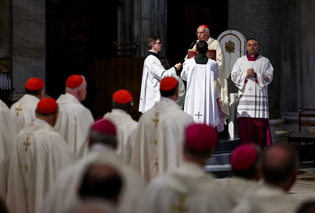 El cardenal Giovanni Battista Re, decano del Colegio Cardenalicio, celebra una Misa en la Basílica de Santa María la Mayor (Santa Maria Maggiore) en Roma el 21 de abril de 2026, con motivo del primer aniversario de la muerte del Papa Francisco. (Foto OSV News/Yara Nardi, Reuters)