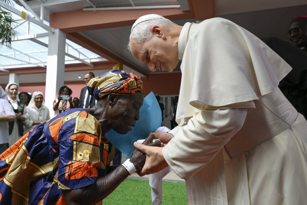 SPANISH POPE LEO ANGOLA VISIT | Angelus en Español Pope Leo XIV greets an elderly woman during his visit to a care home in Saurimo, Angola, on 20 April 2026. (Photo: OSV News/Simone Risoluti, Vatican Media)