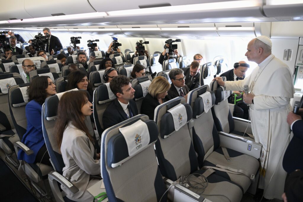 El papa León XIV habla con los periodistas a bordo del vuelo de regreso a Roma el 23 de abril de 2026, al término de su viaje apostólico de 11 días por África. (Foto de OSV News/Simone Risoluti, Vatican Media)