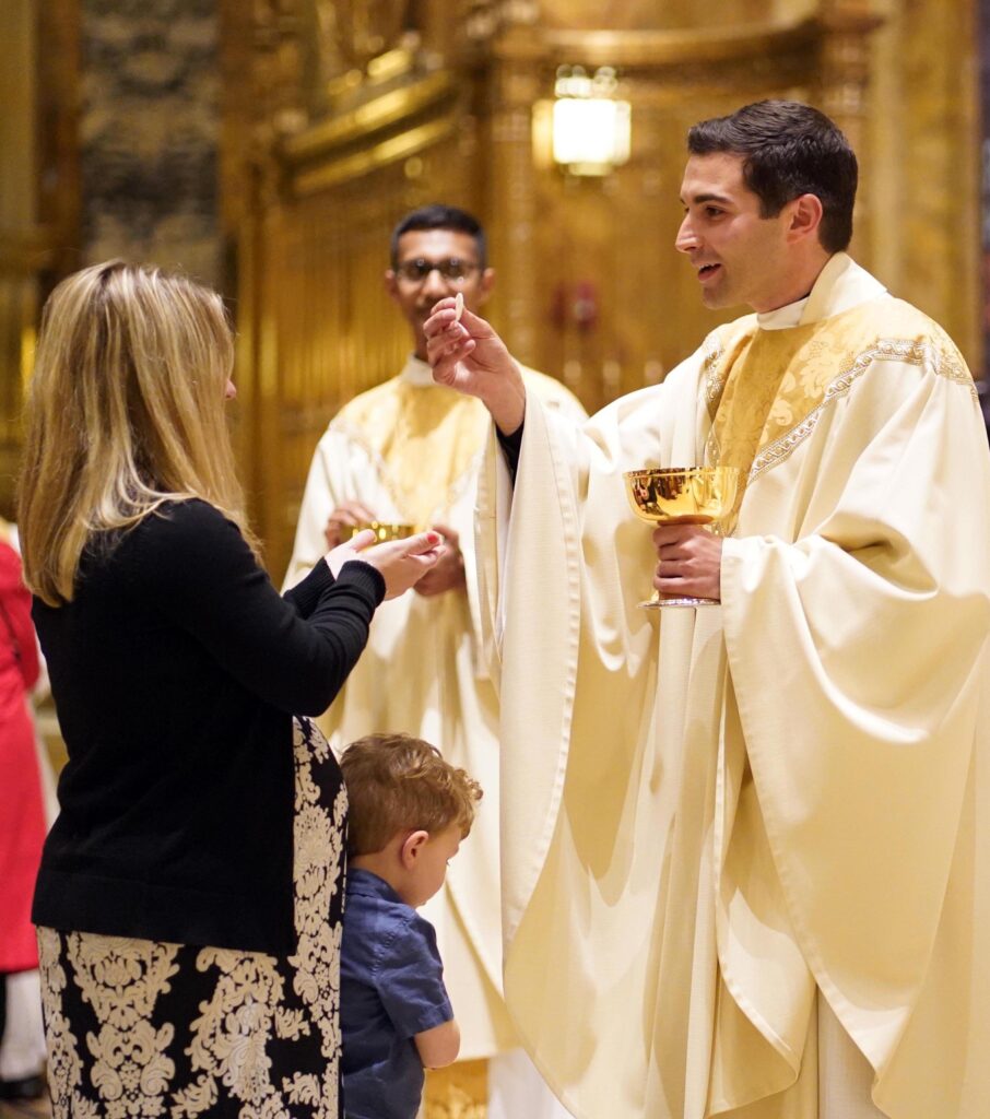 El padre jesuita Jonathan Pennacchia distribuye la Comunión durante su ordenación sacerdotal en la Iglesia de San Ignacio de Loyola, en la ciudad de Nueva York, el 14 de junio de 2025. Un nuevo informe del Centro de Investigación Aplicada para el Apostolado de la Universidad de Georgetown examina las características distintivas de los más de 400 hombres que serán ordenados sacerdotes en 2026. (Foto de OSV News / Gregory A. Shemitz)