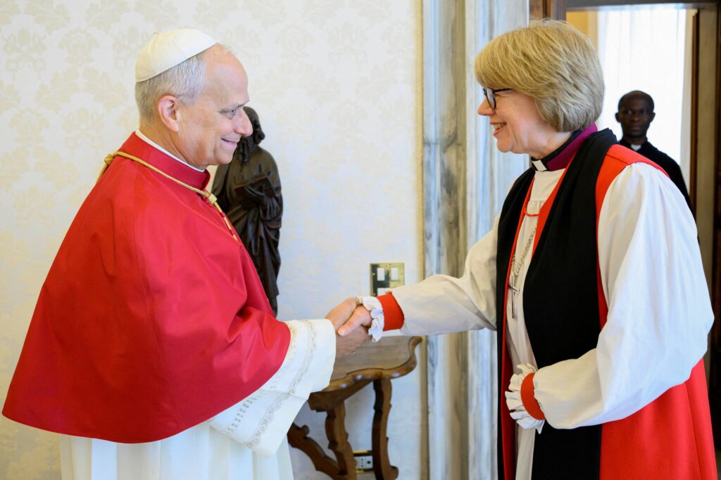 El Papa León XIV estrecha la mano de la arzobispa anglicana de Canterbury, Sarah Mullally, durante su encuentro en el Vaticano el 27 de abril de 2026. (Foto OSV News/Simone Risoluti, Vatican Media)