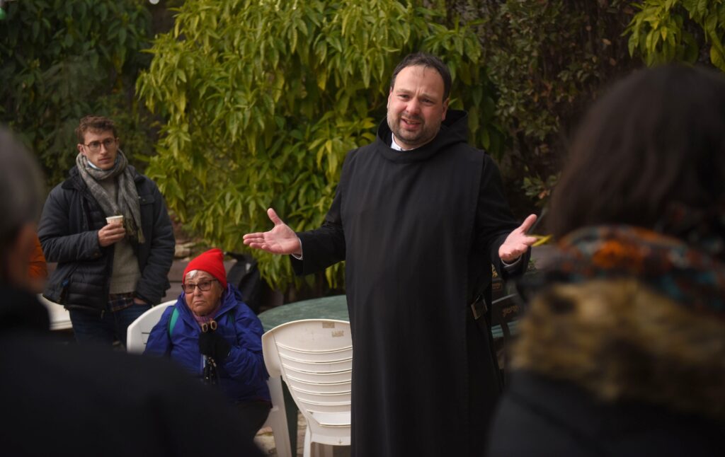 En la imagen, tomada el 23 de enero de 2022, aparece el padre Nikodemus Schnabel, entonces portavoz de la Abadía Benedictina de la Dormición, situada en el Monte Sión, en la Ciudad Vieja de Jerusalén. El sacerdote, ahora abad, advirtió en un discurso pronunciado ante «Ayuda a la Iglesia Necesitada» el 24 de abril de 2026 que la población cristiana, que ha soportado lo peor de la guerra y las dificultades económicas, está disminuyendo poco a poco. (Foto de OSV News/Debbie Hill)