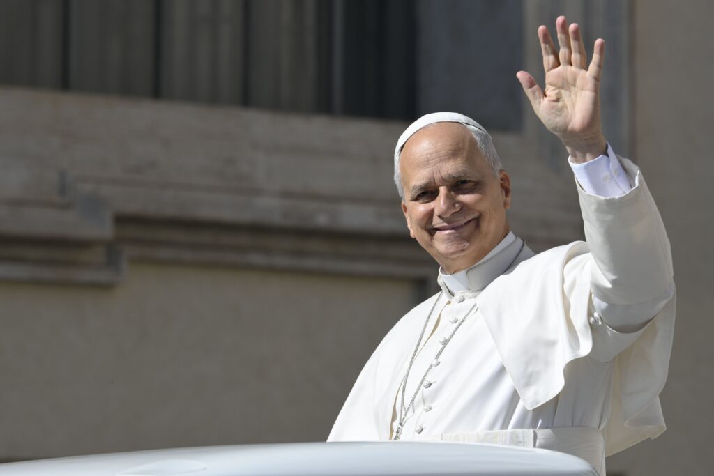 El Papa León XIV sonríe y saluda mientras recorre la plaza de San Pedro en el Vaticano en el papamóvil, antes del inicio de la audiencia general, el 29 de abril de 2026. (Foto CNS/Vatican Media)