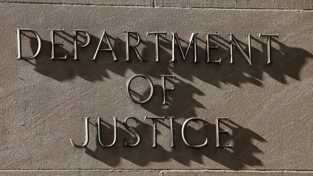 Un cartel del Departamento de Justicia de Estados Unidos en Washington se observa en esta foto de archivo del 6 de abril de 2026. (Foto OSV News/Kevin Lamarque, Reuters)