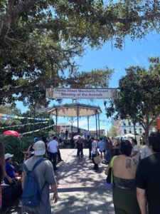 Blessing_of_the_Animals_IGonzalez1-768x1024 | Angelus en Español Los dueños y sus mascotas esperan en fila para recibir el agua bendita del arzobispo José H. Gomez durante el evento de Bendición de los Animales en Olvera Street, en Los Ángeles, el 11 de abril de 2025. (Isabel González)