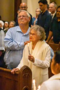 Eidson durante la Vigilia Pascual en la iglesia Santa Clara en Oxnard el 4 de abril, junto a su hijo Bruce, quien fue su padrino. (Noah Tyler Tabbay/Iglesia Santa Clara)