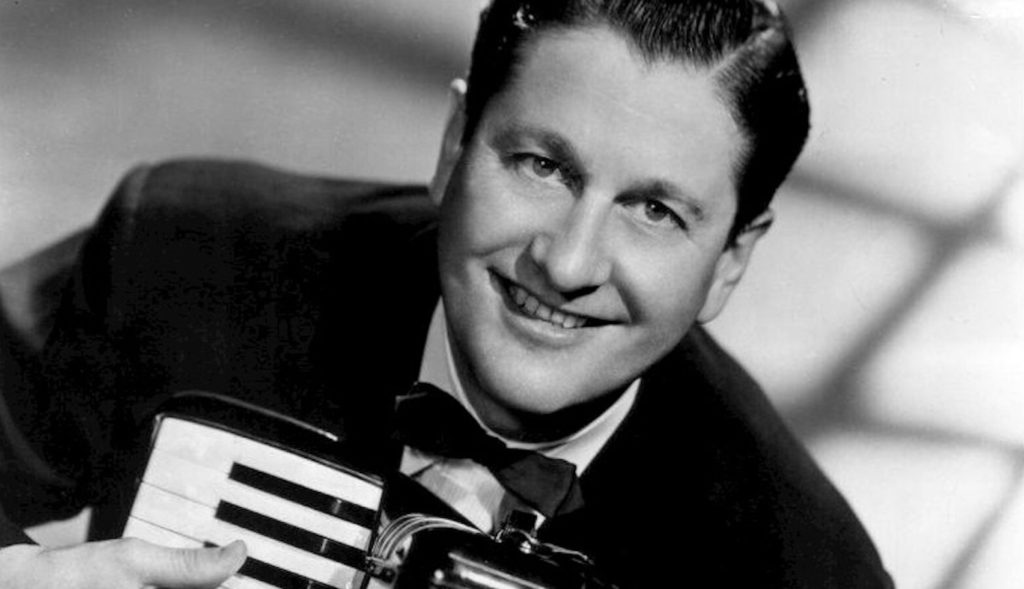 Lawrence Welk con su acordeón en 1956. (James J. Kriegsmann / Wikimedia Commons)