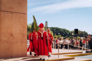 El arzobispo José H. Gómez lleva una palma mientras entra en procesión a la Cathedral of Our Lady of the Angels para comenzar la Misa del Domingo de Ramos el 29 de marzo. (Isabel Cacho)