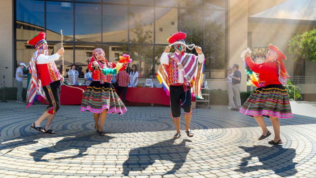 La iglesia St. John Fisher en Palos Verdes organiza su festival anual de misión peruana para recaudar fondos destinados a las donaciones de su Mission Circle en beneficio de la misión infantil Santa Bernardita en Perú. (Foto proporcionada)
