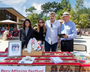 Feligréses de la iglesia St. John Fisher posan durante el festival anual de misión peruana de la parroquia. (Foto proporcionada)