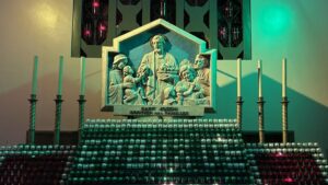 St_Joseph_Oratory_Montreal_PK-1024x576 | Angelus en Español Velas votivas frente a una imagen en relieve de San José bajo el título de “Sostén de las familias” en el Oratorio de San José en Montreal, Canadá. (Pablo Kay)