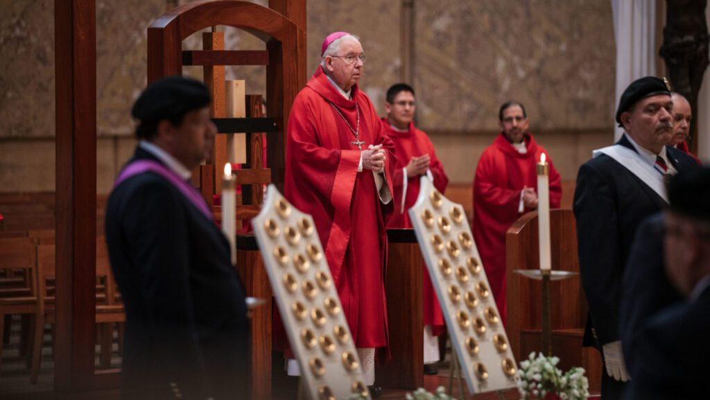 El arzobispo José H. Gomez se encuentra junto a las 36 reliquias de mártires de la Guerra Cristera de México durante una misa en la Catedral de Nuestra Señora de los Ángeles el 18 de abril. (John Rueda)