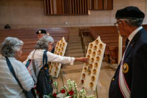 Los asistentes veneran las 36 reliquias de mártires de la Guerra Cristera en la Catedral de Nuestra Señora de los Ángeles el 18 de abril. (John Rueda)