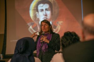 La Dra. Julia Young ofrece una charla durante el congreso de un día en la Catedral de Nuestra Señora de los Ángeles el 18 de abril, con motivo de los 100 años del inicio de la Guerra Cristera. (John Rueda)