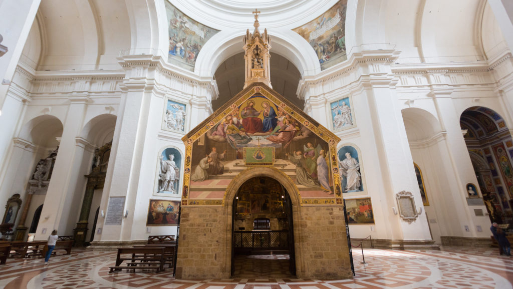 La Porciúncula, la pequeña iglesia donde San Francisco fundó la orden franciscana, en la Basílica de Santa María de los Ángeles en Asís, Italia. (Shutterstock)