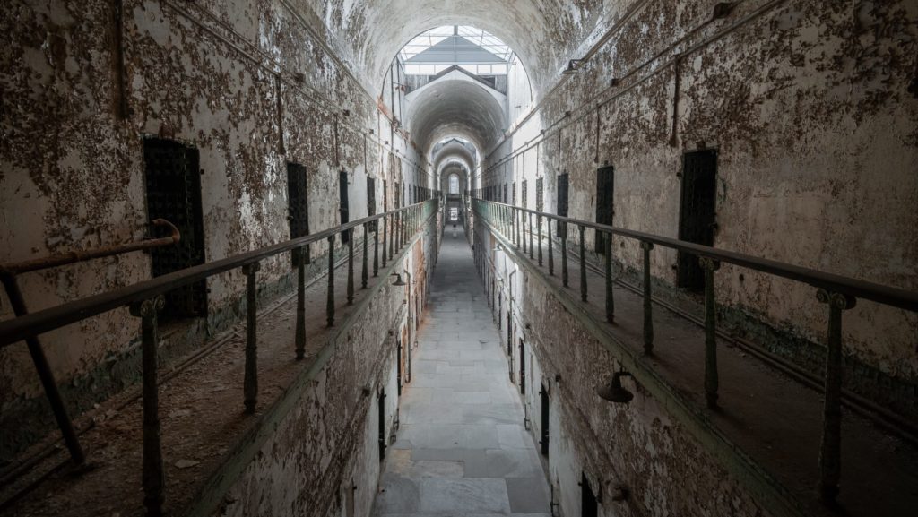Un pasillo en la ahora abandonada prisión estatal Eastern State Penitentiary en Filadelfia. (Zack Frank/Shutterstock)
