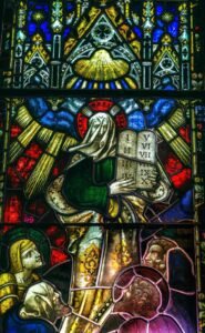 Moisés aparece representado con velo y las Tablas de la Ley en un vitral de la catedral episcopal de San Andrés en Honolulu, Hawái. (Shutterstock)