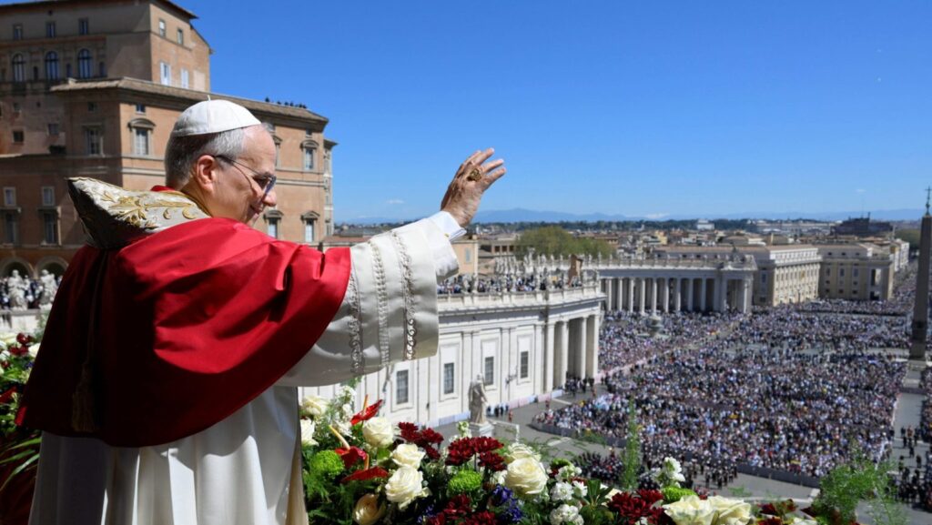 El papa León XIV imparte la bendición urbi et orbi (“a la ciudad y al mundo”) desde el balcón central de la basílica de San Pedro durante la Pascua, en el Vaticano, el 5 de abril de 2026. (OSV News/Vatican Media, distribución vía Reuters)