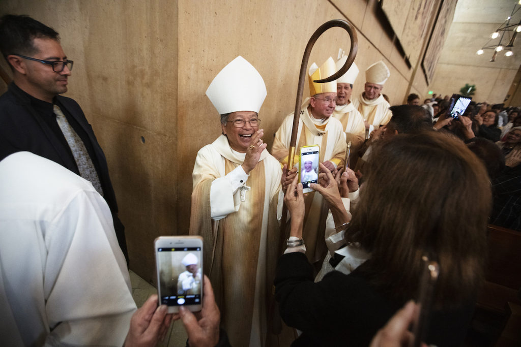 El Arzobispo José H. Gomez ordenó al obispo Alejandro (Alex) Aclan como obispo auxiliar de la Arquidiócesis de Los Ángeles el 16 de junio de 2019 en la Catedral de Nuestra Señora de los Ángeles. El nuncio apostólico en Estados Unidos, el Arzobispo Christophe Pierre, presentó el mandato de la Santa Sede durante la misa de ordenación, concelebrada por sacerdotes de Los Ángeles y obispos de todo el estado. (Victor Alemán/Angelus News)