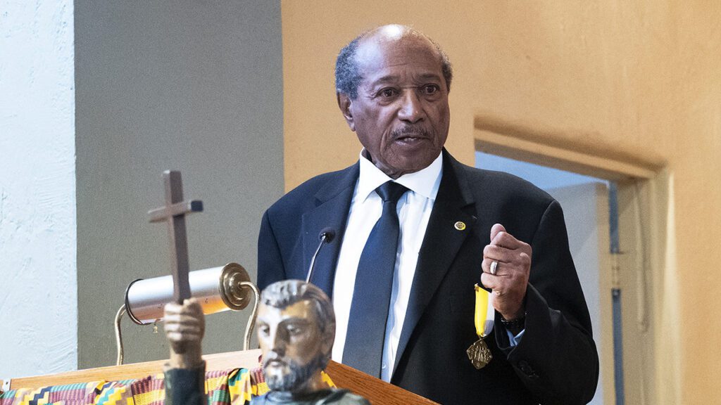 Anderson F. Shaw habla en la Misa de los Ancestros Negros en la Iglesia St. Odilia en el sur de Los Ángeles, el 11 de noviembre de 2023. Shaw falleció el 3 de abril de 2026 a los 87 años, menos de tres semanas después de ser diagnosticado con cáncer cerebral. (Victor Alemán)