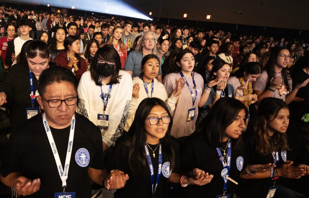 Miles de personas participan en la National Catholic Youth Conference en el Centro de Convenciones de Long Beach en 2024. (Víctor Alemán)