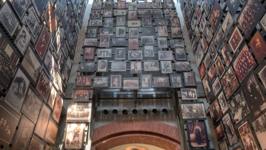 La exhibición “Tower of Faces” en el Museo Conmemorativo del Holocausto de Estados Unidos, en Washington D.C. (Wikimedia Commons)