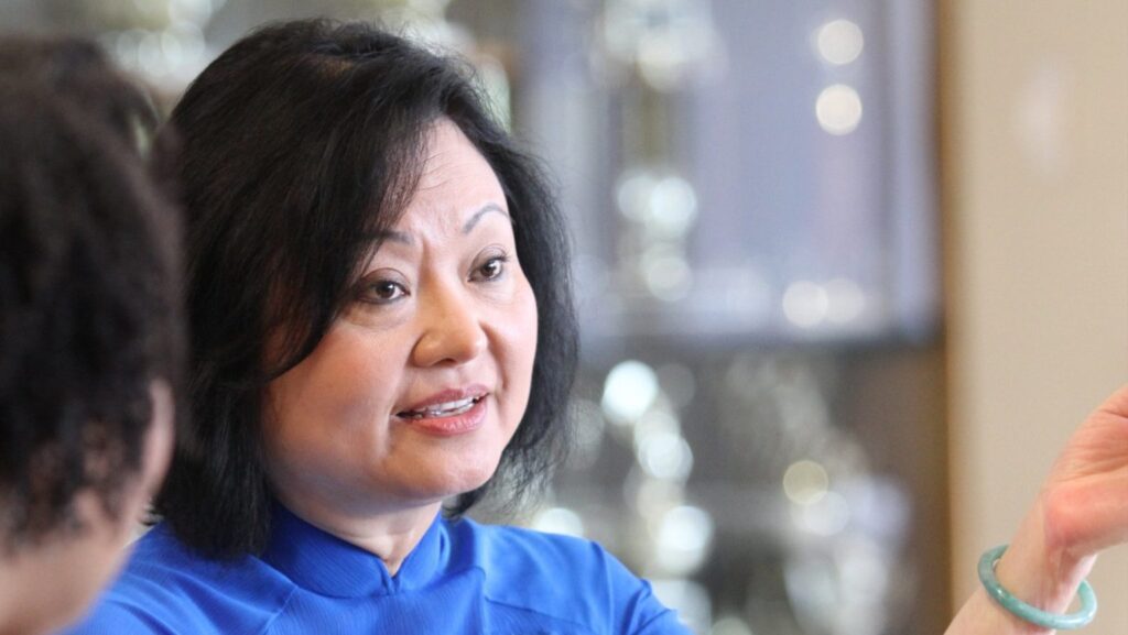 Kim Phuc Phan Thi muestra algunas de las cicatrices que aún conserva tras un ataque con bombas de napalm lanzado en 1972 contra civiles inocentes en su aldea vietnamita de Trang Bang. Kim, quien visitó el 22 de octubre la Escuela Marista de Atlanta, tenía apenas 9 años cuando sufrió graves quemaduras en más de la mitad de su cuerpo. Hoy recorre el mundo compartiendo su historia y transmitiendo un mensaje de perdón y paz. (Foto CNS/Michael Alexander, Georgia Bulletin) (19 de noviembre de 2013)