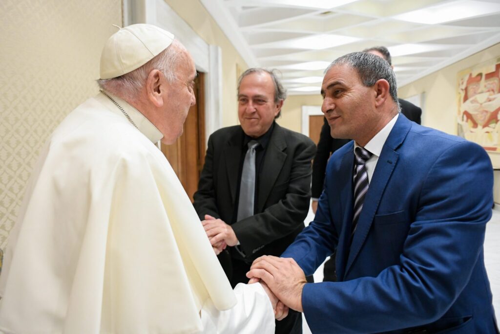 POPE FRANCIS WITH TWO FATHERS | Angelus en Español El Papa Francisco se reúne con dos padres que perdieron a sus hijas en conflictos violentos: Bassam Aramin, de Palestina, a la derecha, y Rami Elhanan, de Israel, antes de la audiencia general semanal en el Aula Pablo VI del Vaticano, el 27 de marzo de 2024. (CNS/Vatican Media)