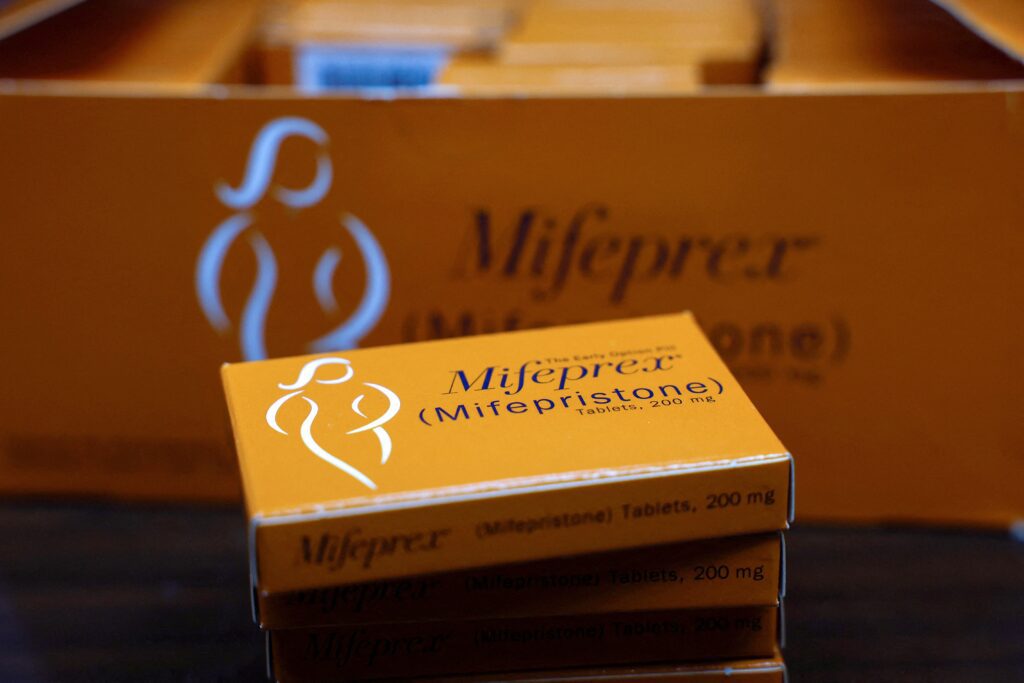 Cajas de mifepristona bajo la marca Mifeprex se observan el 9 de abril de 2024 en la clínica Alamo Women’s Clinic, en Carbondale, Illinois. En una carta del 4 de mayo de 2026 dirigida al fiscal general interino Todd Blanche y al comisionado de la Administración de Alimentos y Medicamentos de EE.UU. (FDA), Marty Makary, el obispo Daniel E. Thomas de Toledo, Ohio, presidente del comité provida de los obispos estadounidenses, escribió que, aunque el grupo está “agradecido por la realización del estudio necesario sobre la mifepristona por parte de la FDA”, le preocupan “los informes que alegan un retraso deliberado en la finalización de esa revisión”. (Foto OSV News/Evelyn Hockstein, vía Reuters)