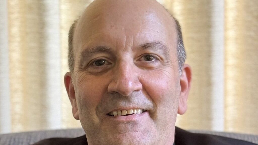 El Papa León XIV nombró al padre jesuita Michael T. Castori, de 65 años, rector de la Residencia Jesuita Arrupe en la Universidad de Seattle desde 2025, como nuevo obispo de Honolulu el 6 de mayo de 2026. Sucederá al obispo Clarence "Larry" Silva, cuya renuncia el papa aceptó ese mismo día. El obispo designado Castori aparece en una foto sin fecha. (Foto de OSV News/cortesía del obispo designado Michael T. Castori)