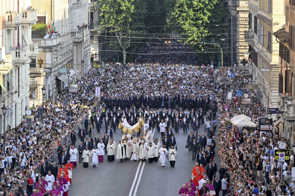 El Papa León XIV lleva la Eucaristía en una custodia durante la procesión de Corpus Christi entre la basílica de San Juan de Letrán y la basílica de Santa María la Mayor, en Roma, el 22 de junio de 2025. Miles de personas participaron en la procesión junto al Papa y muchas más acompañaron el recorrido desde las calles. (Foto CNS/Vatican Media)