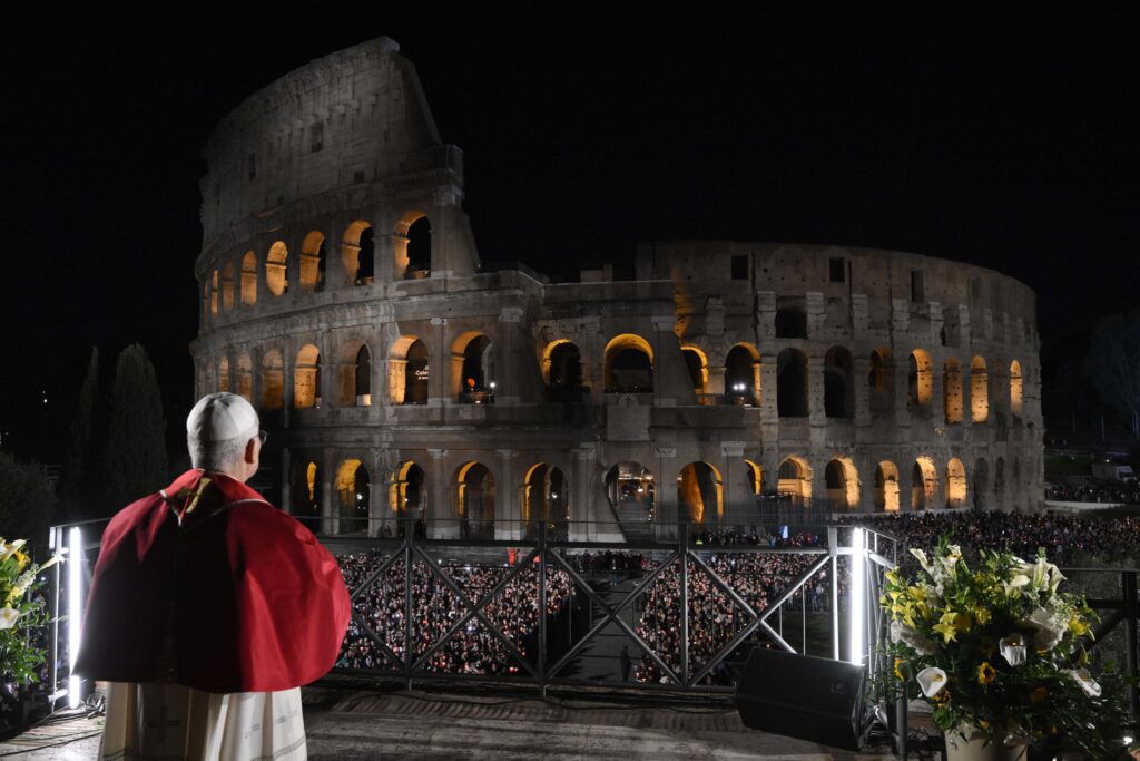 El Papa León XIV encabeza el Vía Crucis en el Coliseo de Roma el 3 de abril de 2026. (Foto OSV News/Simone Risoluti, Vatican Media)