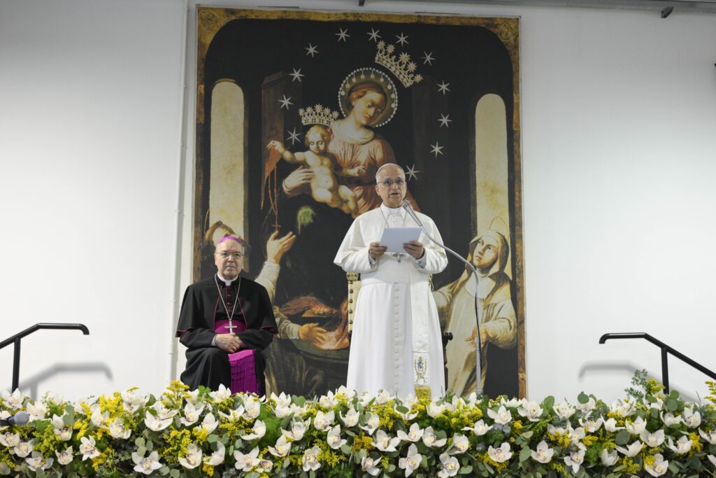 El Papa León XIV habla durante su visita al Santuario Pontificio de la Santísima Virgen del Rosario de Pompeya, cerca de Nápoles, Italia, antes de celebrar la Misa en la plaza exterior el 8 de mayo de 2026, primer aniversario de su elección como el primer pontífice estadounidense. Visitó a 400 personas enfermas y con discapacidad dentro del santuario. (Foto OSV News/Simone Risoluti, Vatican Media)