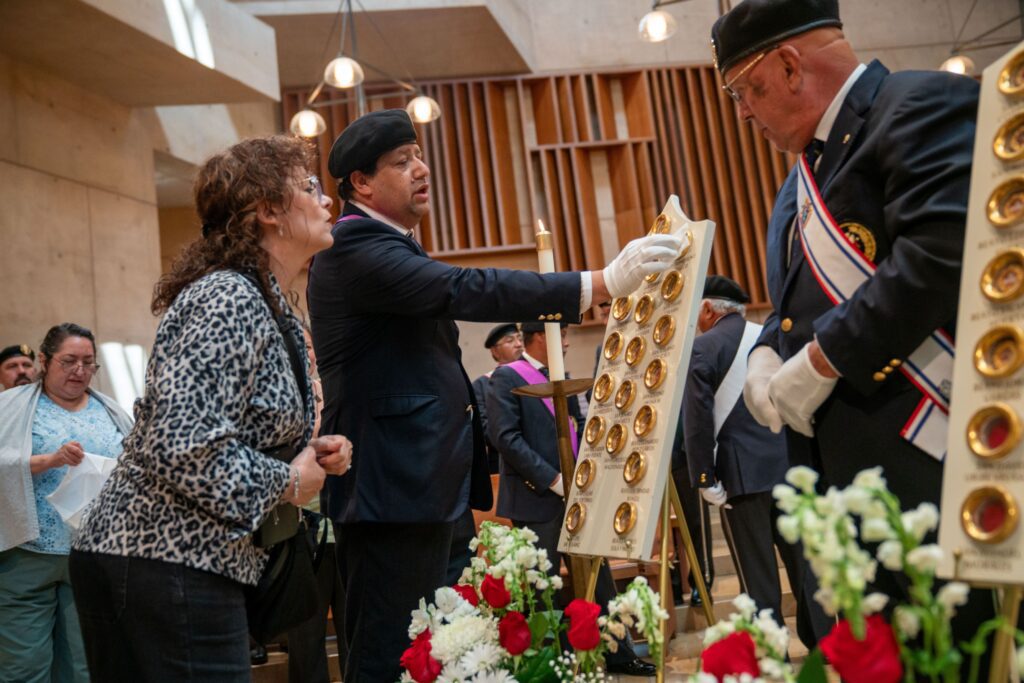 Un Caballero de Colón venera las 36 reliquias de mártires de la Guerra Cristera de México en la Catedral de Nuestra Señora de los Ángeles, en Los Ángeles, el 18 de abril de 2026. (Foto OSV News/John Rueda, cortesía de la Arquidiócesis de Los Ángeles)