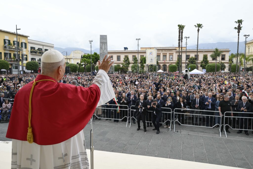 El Papa León XIV saluda a la multitud al llegar a la Piazza Bartolo Longo, frente al Santuario Pontificio de la Bienaventurada Virgen del Rosario de Pompeya, cerca de Nápoles, Italia, el 8 de mayo de 2026. El Papa León iba a celebrar la Misa con motivo del primer aniversario de su elección como pontífice. (Foto OSV News/Simone Risoluti, Vatican Media)