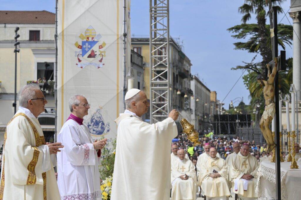 El Papa León XIV celebra la Misa en la Piazza Bartolo Longo, frente al Santuario Pontificio de la Bienaventurada Virgen del Rosario de Pompeya, cerca de Nápoles, Italia, el 8 de mayo de 2026, con motivo del primer aniversario de su elección como pontífice. (Foto OSV News/Simone Risoluti, Vatican Media)