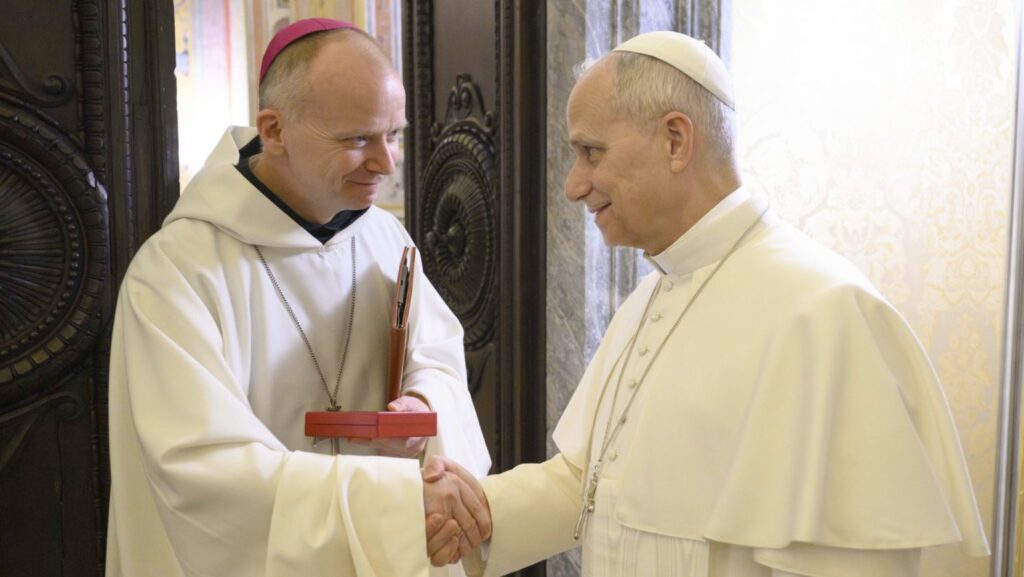 El Papa León XIV saluda al obispo noruego Erik Varden de Trondheim después de que este presidiera la última jornada del retiro cuaresmal anual de la Curia Romana en la Capilla Paulina del Vaticano el 27 de febrero de 2026. El obispo noruego fue elegido por el papa León para predicar en el retiro del 22 al 27 de febrero, que reflexionó sobre el tema “Iluminados por una gloria escondida”. (Foto OSV News/Simone Risoluti, Vatican Media)