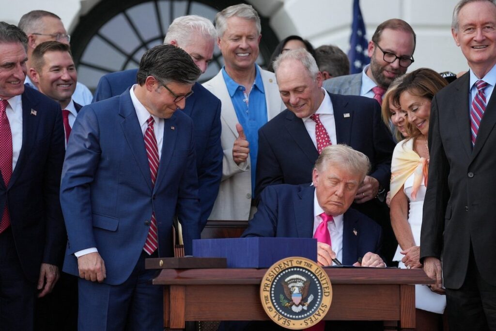 El presidente de la Cámara de Representantes de Estados Unidos, Mike Johnson, republicano por Luisiana, observa al presidente Donald Trump mientras firma el amplio paquete de gasto público y recortes fiscales conocido como la “One Big Beautiful Bill Act”, durante la celebración del Día de la Independencia en la Casa Blanca, en Washington, el 4 de julio de 2025. Ante el vencimiento, el 4 de julio de 2026, de la disposición de esa ley que elimina fondos para proveedores de salud que también practican abortos, el presidente del comité provida de los obispos estadounidenses expresó el 8 de mayo su apoyo a un proyecto que impediría que las subvenciones federales del programa de planificación familiar Title X y otros fondos lleguen a proveedores de abortos. (Foto de OSV News/Leah Millis, vía Reuters)