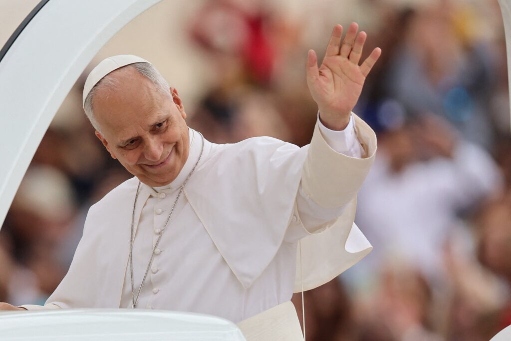 El papa León XIV saluda al llegar para presidir su audiencia general semanal en la Plaza de San Pedro, en el Vaticano, el 13 de mayo de 2026. (Foto de OSV News/Vincenzo Livieri, Reuters)