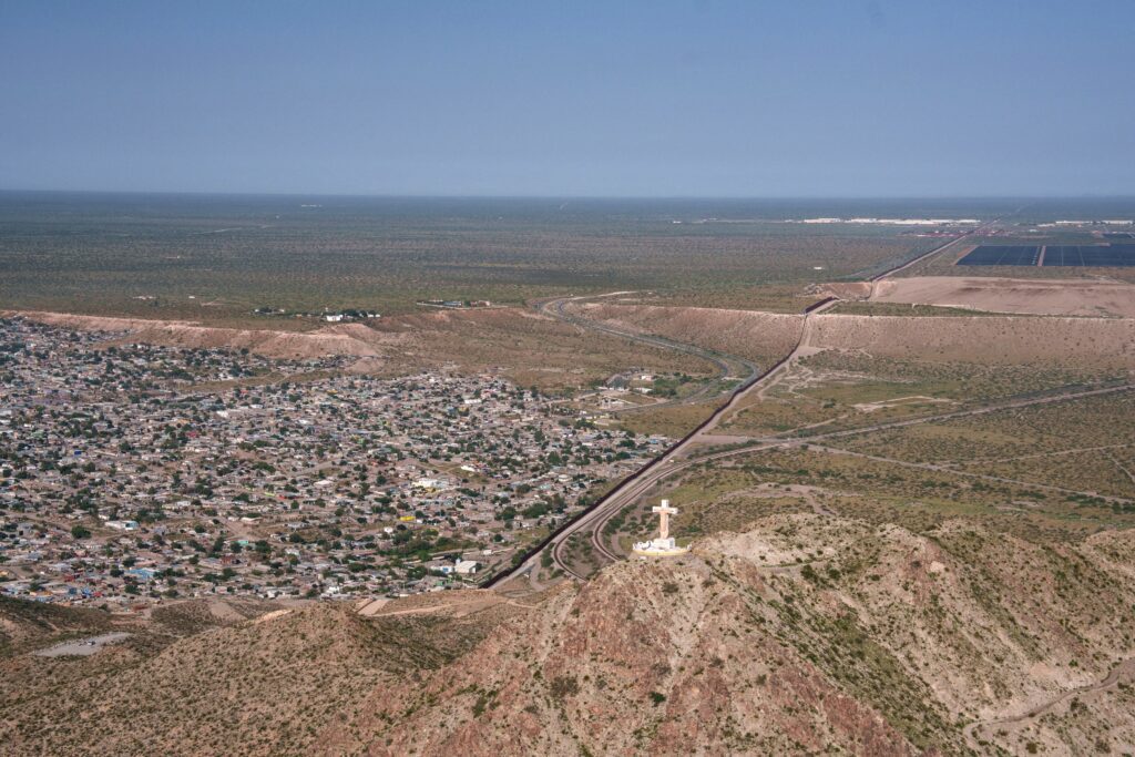 Una vista aérea muestra una cruz en la cima del Monte Cristo Rey, cerca de la frontera entre Estados Unidos y México, en Sunland Park, Nuevo México, el 8 de agosto de 2025. La Diócesis de Las Cruces ha respondido a una demanda presentada por la administración Trump —dirigida contra la diócesis y otros demandados—, mediante la cual se busca expropiar el sitio del Monte Cristo Rey, situado en la frontera entre Estados Unidos y México, para destinarlo a tramos de su muro fronterizo. (Foto OSV News/Paul Ratje, Reuters)