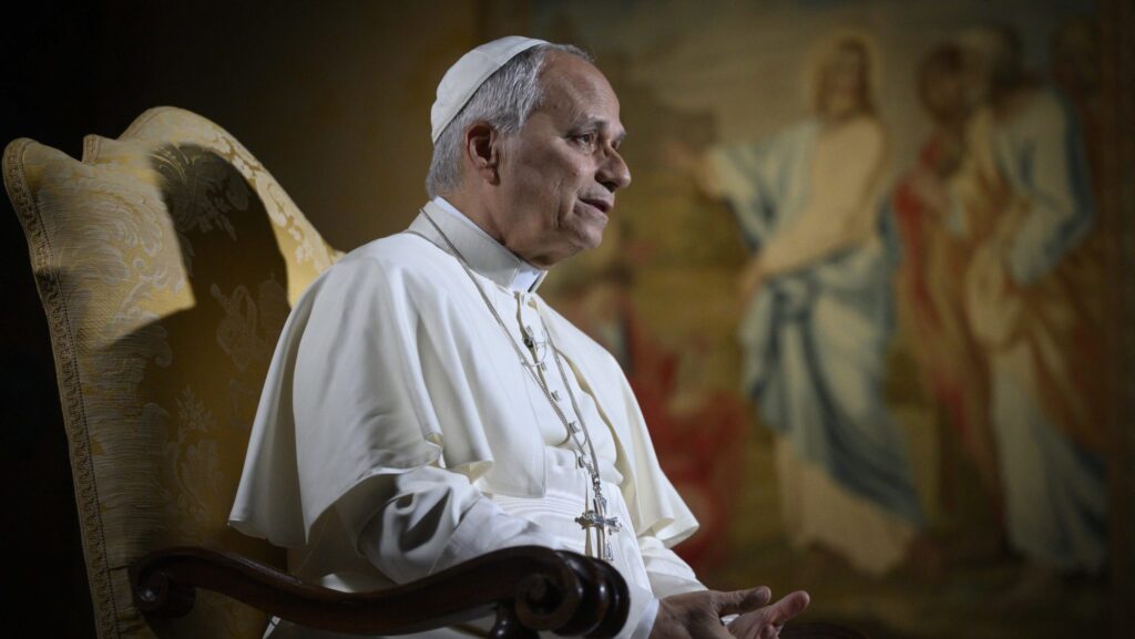El Papa León XIV responde una pregunta de un estudiante de secundaria durante la Conferencia Nacional de Jóvenes Católicos en Indianápolis, mientras participa por transmisión en vivo desde el Vaticano el 21 de noviembre de 2025. (Foto CNS/Vatican Media)