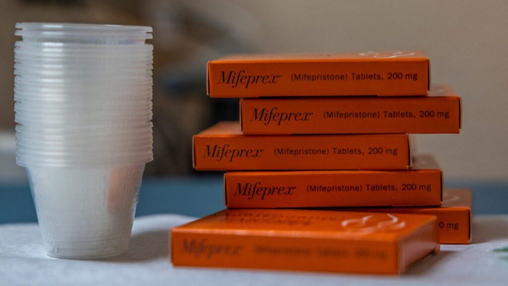 Una foto de archivo muestra cajas de mifepristona, la primera píldora utilizada en un aborto farmacológico, preparadas para pacientes en la Clínica de Salud Reproductiva para Mujeres de Nuevo México, en Santa Teresa. (Foto OSV News/Evelyn Hockstein, Reuters)