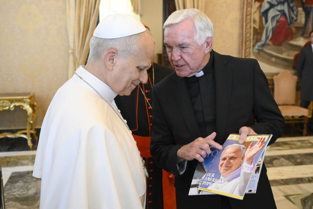 El padre Jack Wall muestra al papa León XIV una copia conmemorativa de Extension Magazine durante una audiencia el 18 de mayo de 2026 en el Vaticano con la directiva de la Catholic Extension Society. (Foto OSV News/Mario Tomassetti, Vatican Media)