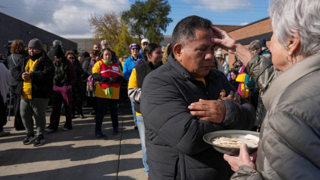 Un hombre recibe una bendición durante una misa celebrada el 1 de noviembre de 2025 frente al centro del Servicio de Inmigración y Control de Aduanas (ICE) en Broadview, Illinois. Líderes de la Coalición para el Liderazgo Espiritual y Público informaron que, tras una orden judicial emitida el 15 de mayo de 2026, algunos de sus miembros ahora pueden ingresar diariamente al centro de ICE en Broadview para acompañar pastoralmente a los detenidos. (Foto OSV News/Leah Millis, Reuters)