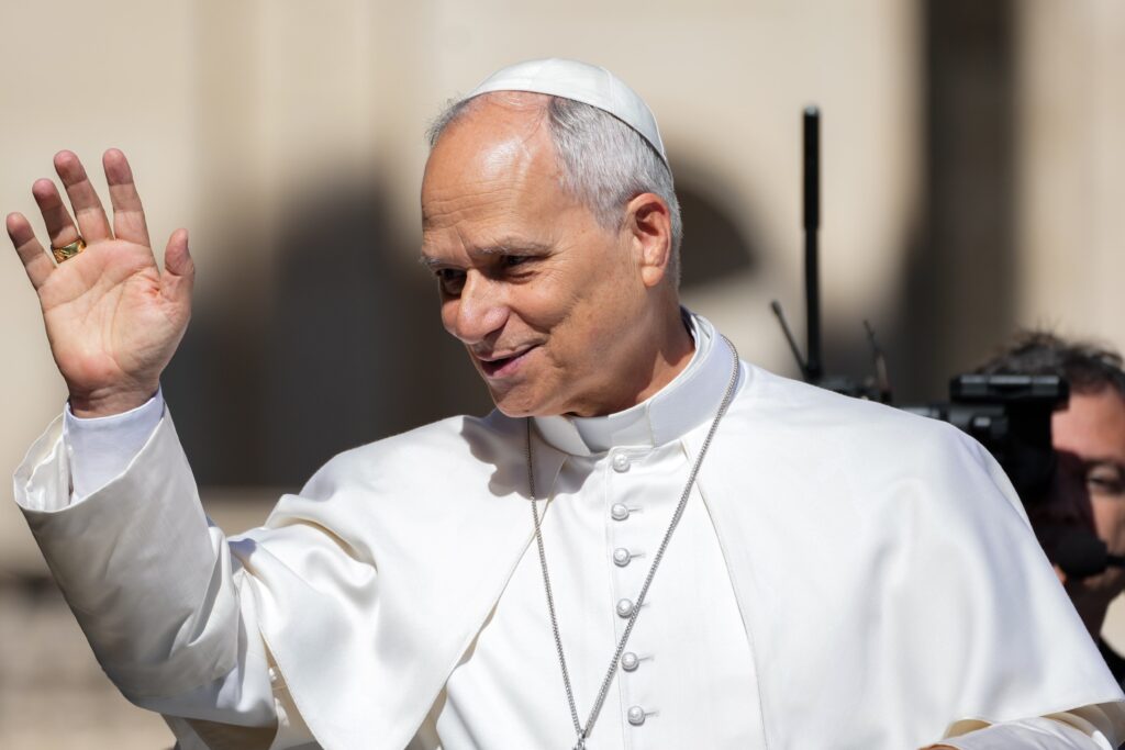 El Papa León XIV saluda a los visitantes y peregrinos desde el papamóvil mientras recorre la Plaza de San Pedro, en el Vaticano, antes de su audiencia general del 20 de mayo de 2026. (Foto CNS/Lola Gómez)