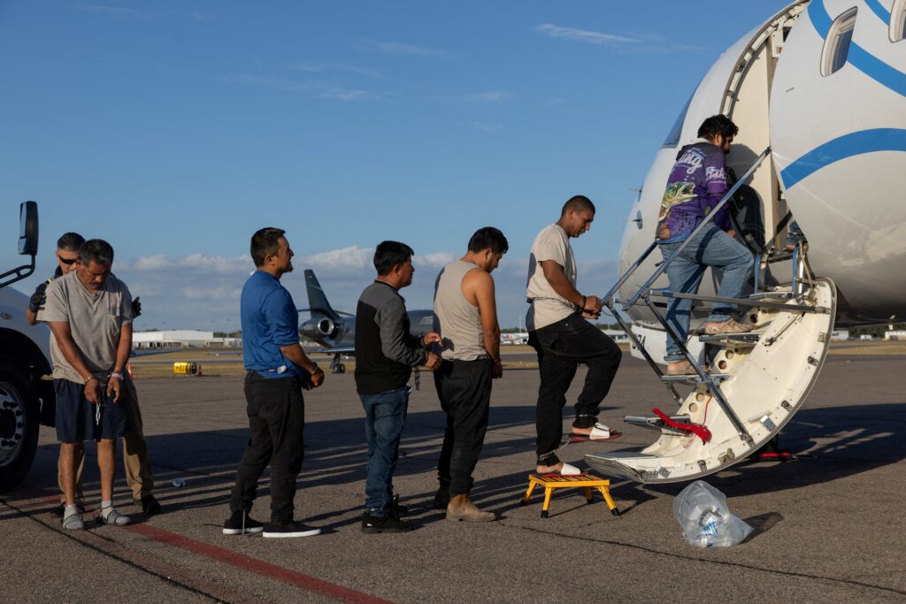 Inmigrantes esposados, considerados aptos para una orden de deportación acelerada, abordan un avión del Servicio de Inmigración y Control de Aduanas de EE.UU. (ICE) en un aeropuerto de Tampa, Florida, el 7 de noviembre de 2025. Un grupo de obispos estadounidenses —en su mayoría provenientes de la región fronteriza con México— envió el 20 de mayo de 2026 una carta a los miembros del Congreso expresando su “grave preocupación” por un proyecto de presupuesto que destinaría 72 mil millones de dólares adicionales a la aplicación de las leyes migratorias. (Foto de OSV News/Shannon Stapleton, Reuters)