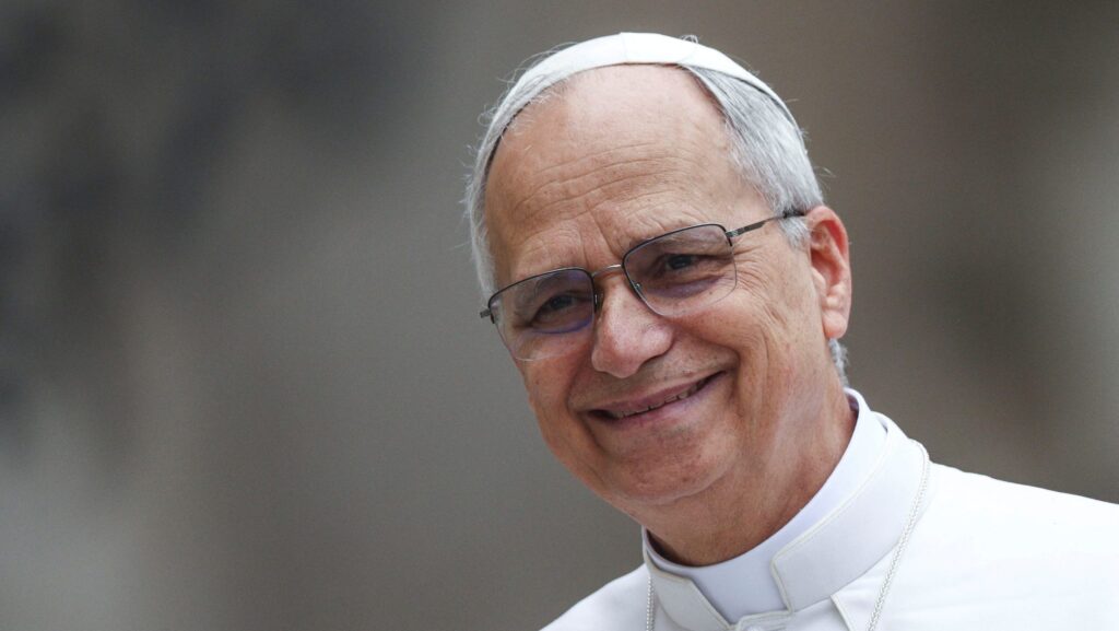 El Papa León XIV sonríe al llegar a su primera audiencia general semanal en la Plaza de San Pedro, en el Vaticano, el 21 de mayo de 2025. (Foto CNS/Guglielmo Mangiapane, Reuters)