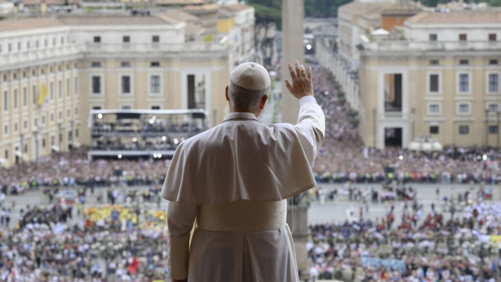 El Papa León XIV saluda a la multitud desde el balcón central de la Basílica de San Pedro, en el Vaticano, mientras dirige por primera vez el rezo del Regina Caeli al mediodía, el 11 de mayo de 2025. (Foto CNS/Vatican Media)