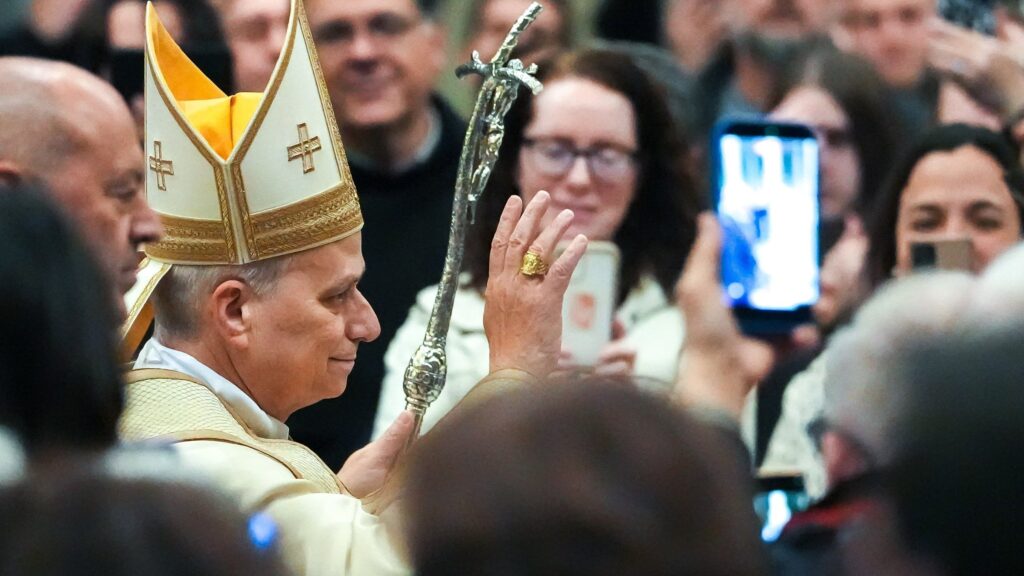 El Papa León XIV saluda mientras participa en una procesión para presidir un servicio de oración vespertino en la Basílica de San Pablo Extramuros, en Roma, el 25 de enero de 2026, con motivo de la clausura de la Semana de Oración por la Unidad de los Cristianos. (Foto CNS/Lola Gomez)